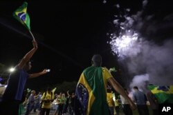 Manifestantes en Brasilia celebran la decisión de la Corte en contra de Lula.