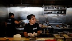 Muchos negocios de comida han cerrado debido a las restricciones impuestas por gobiernos locales, esto ha dejado sin empleo a millones de personas, entre esas, la comunidad latina indocumentada.