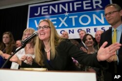 La demócrata Jennifer Wexton habla en su fiesta de la noche de las elecciones después de derrotar a la representante Barbara Comstock, republicana por Virginia, el martes 6 de noviembre de 2018, en Dulles, Virginia (Foto AP / Alex Brandon).