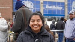 Angela Castro, 20 años, aún no decidió por quién va a votar o si va a hacerlo del todo. [Foto: Alejandra Arredondo]