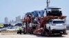 ARCHIVO: Un transporte con autos nuevo en Belvidere, Illinois, EEUU, el 10 de julio de 2023.