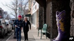 Lee Hoffman, lijevo, i njegova supruga Lynne Hoffman dijele letke za promociju predstojećeg poslaničkog kluba Nevade GOP-a