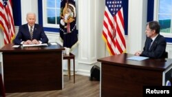 El presidente de EE. UU., Joe Biden (izq.), y el secretario de Estado, Antony Blinken, participan en una reunión del Foro de las principales economías sobre energía y clima (MEF) sobre cambio climático, desde un auditorio en la Casa Blanca en Washington, EE. UU. 17 de sept. 2021.