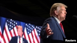 El candidato presidencial republicano y expresidente estadounidense Donald Trump habla en el escenario durante un mitin de campaña en Richmond, Virginia, Estados Unidos, el 2 de marzo de 2024.