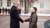 En esta fotografía proporcionada por la Oficina de Prensa Presidencial de Ucrania, el presidente de Lituania, Gitanas Nauseda, izquierda, da la bienvenida al presidente ucraniano Volodymyr Zelenskyy en el patio presidencial, Vilnius, Lituania, el 10 de enero de 2024.