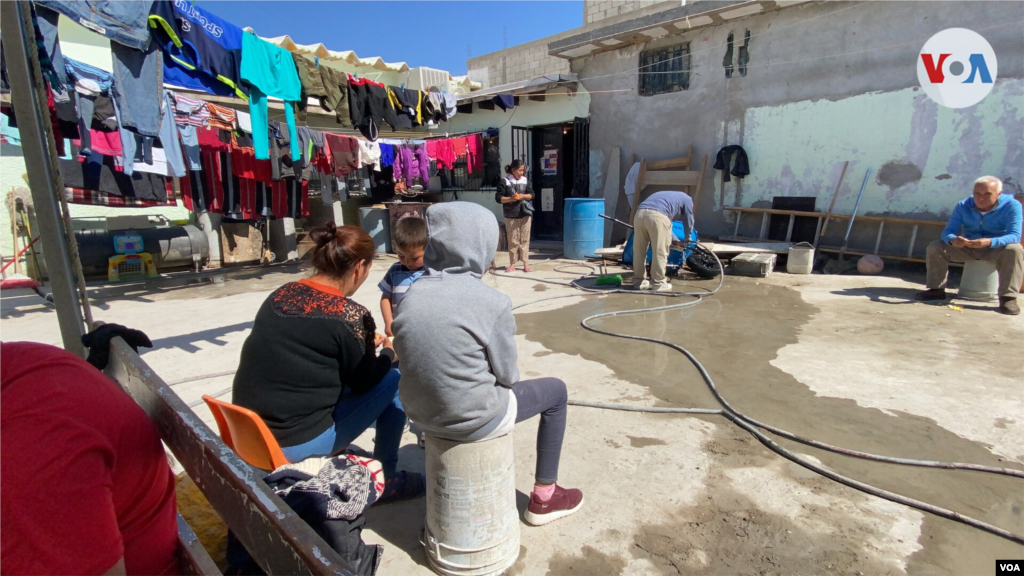Inmigrantes aguardan sentados en el patio del refugio El Buen Samaritano, en Ciudad Ju&#225;rez, M&#233;xico, su hogar durante la larga espera, en ocasiones, ya de a&#241;os.