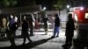 Ciudadanos afganos esperan fuera de un hospital para ver a sus familiares en Kabul, Afganistán, 30 de abril de 2021. Un potente camión bomba golpeó una casa de huéspedes en el este de Afganistán el viernes, matando a decenas e hiriendo hasta a 90, dijo el