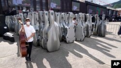 Miembros del Sistema Nacional de Orquestas se reúnen previo al evento para intentar romper un récord mundial Guinness para la mayoría de los instrumentos utilizados en una pieza musical, en Caracas, Venezuela, el sábado 13 de noviembre de 2021.