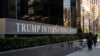 La gente camina junto a una de las propiedades que le podrían ser embargadas al expresidente Donald Trump, el Trump International Hotel, en Nueva York, EEUU, el 21 de marzo de 2024.