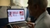 Un hombre indio navega a través de la cuenta de Twitter de Alt News, un sitio web de verificación de datos, en Nueva Delhi, la India, el 2 de abril de 2019.