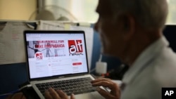 Un hombre indio navega a través de la cuenta de Twitter de Alt News, un sitio web de verificación de datos, en Nueva Delhi, la India, el 2 de abril de 2019.