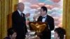 Presiden AS Joe Biden menjamu Perdana Menteri Jepang Fumio Kishida dalam acara Makan Malam Kenegaraan di Gedung Putih, Washington, Rabu, 10 April 2024. (Foto: Evan Vucci/AP Photo)