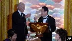 Presiden AS Joe Biden menjamu Perdana Menteri Jepang Fumio Kishida dalam acara Makan Malam Kenegaraan di Gedung Putih, Washington, Rabu, 10 April 2024. (Foto: Evan Vucci/AP Photo)