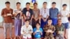 ဓါတ်ပုံ- အောက်တိုဘာလ ၈ ရက်နေ့က နစ်နာကြေးပြန်ရတဲ့ MOU အလုပ်သမား၇ ဦးနှင့် သူတို့အမှုအတွက် လိုက်လံဆောင်ရွက်ပေးသူများ