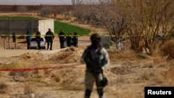 ARCHIVO: Autoridades trabajan en el lugar donde dos hombres fueron asesinados a tiros, según medios locales, el día en que EEUU designó a los cárteles de la droga como organizaciones terroristas globales, en las afueras de Ciudad Juárez, México, 19 de febrero de 2025. REUTERS