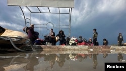Los palestinos que huyen de Khan Younis, debido a la operación terrestre israelí, se dirigen hacia Rafah, en medio del conflicto en curso entre Israel y el grupo islamista palestino Hamás, en el sur de la Franja de Gaza, el 29 de enero de 2024.