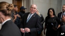 El líder de la mayoría de la Cámara, Steve Scalise, de Luisiana, habla con los periodistas cuando llega a una reunión de republicanos de la Cámara para votar sobre los candidatos a presidente en Capitol Hill, el 11 de octubre de 2023 en Washington.