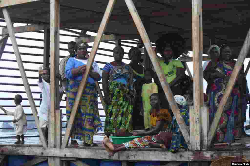 Supported by the United Nations, Makoko's "floating school" is not yet open, but residents use the structure to stay out of the rain, Makoko, Lagos, July 5, 2013. Photo: VOA/H. Murdock