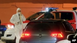Investigadores policiales trabajan en el lugar donde ocurrió un tiroteo en Cetiña, a 36 kilómetros (22 millas) al oeste de Podgorica, Montenegro, el 1 de enero de 2025.