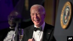 El presidente Joe Biden se ríe mientras el presentador Colin Jost habla en la cena de la Asociación de Corresponsales de la Casa Blanca en el Washington Hilton, el 27 de abril de 2024, en Washington.