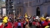 Manifestantes indígenas marchan hacia la Basílica del Voto Nacional donde se celebraba el diálogo con el gobierno tras el paro y las protestas violentas de las últimas dos semanas, en el centro de Quito, Ecuador, el martes 28 de junio de 2022. Foto AP.