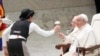 Papa Francisco se lesiona un brazo en una caída, según el Vaticano