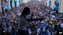 María Corina Machado, candidata presidencial de Vente Venezuela, hablar durante un mitin en el estado Carabobo, el 5 de octubre de 2023. Machado lidera las encuestas de cara a las primarias opositoras del próximo domingo.