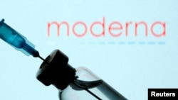 Dosis de vacuna con el logo de Moderna.