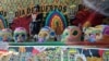 Puesto de ventas del Día de los Muertos en una calle de la Ciudad de México con un catrín, calaveras de dulce y otros elementos decorativos, el 31 de octubre de 2023. [Foto: Tomás Guevara, VOA].