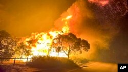 Kebakaran berkobar di hutan semak dekat Kota Wanneroo di Australia Barat, sebelah utara Perth pada 23 November 2023.Sebagian besar wilayah Australia pada Minggu (24/12) diterjang gelombang panas sehingga meningkatkan risiko kebakaran hutan (Foto: via AP)
