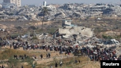 Palestinos que fueron desplazados hacia el sur por orden de Israel durante la guerra regresan a sus hogares en el norte de Gaza, en medio de un alto el fuego entre Israel y Hamás, cerca de la ciudad de Gaza, el 27 de enero de 2025.