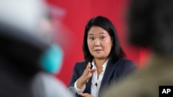 ARCHIVO - La candidata presidencial Keiko Fujimori habla en una conferencia de prensa el 12 de junio de 2021, en Lima, Perú. 