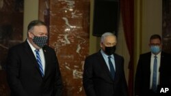 El secretario de Estado de Estados Unidos, Mike Pompeo, a la izquierda, y el primer ministro israelí, Benjamin Netanyahu, se van después de hacer una declaración conjunta en Jerusalén, el jueves 19 de noviembre de 2020.
