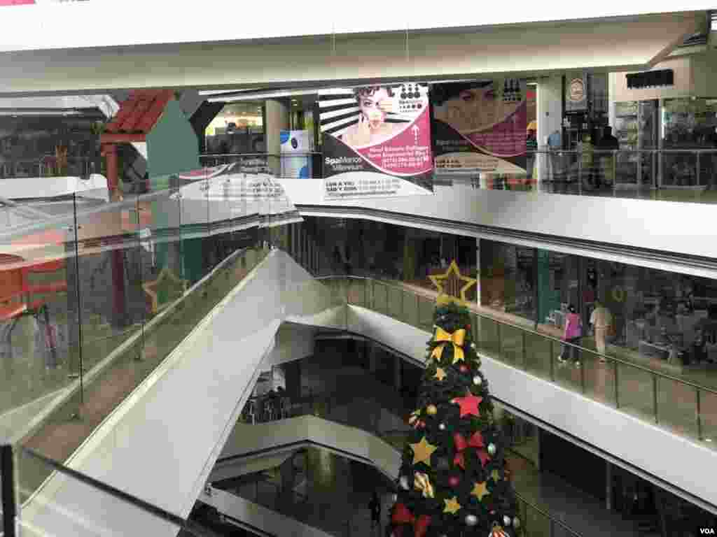 Parte de los centros comerciales visitados no contaban con ofertas de Black Friday. Sin embargo, algunos comercios igual ten&#237;an otras promociones. Foto: Fabiana Rond&#243;n - VOA.