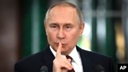 El presidente ruso, Vladimir Putin, gesticula durante una rueda de prensa tras una reunión del Consejo de Estado, en Moscú, el 22 de diciembre de 2022.