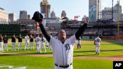 El pelotero venezolano Miguel Cabrera saluda a los fanáticos mientras lo ovacionan en el último juego de su carrera de 21 años en las Grandes Ligas, en el Comerica Park, de Detroit, este domingo 1 de octubre de 2023.