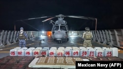 Una fotografía difundida el 19 de octubre de 2024 por la Armada de México muestra a soldados posando con paquetes de narcóticos decomisados tras interceptar seis embarcaciones pequeñas al suroeste del puerto de Lázaro Cárdenas, frente a la costa del estado de Michoacán, México.