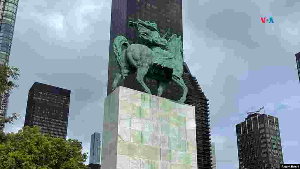 El Monumento a la Paz es considerado un símbolo importante de la paz en la sede de las Naciones Unidas. Fue fundido en bronce en Zagreb, Croacia, en 1954, y su pedestal de 10 metros de altura está hecho de mármol de la isla croata de Brač. La escultura representa a una mujer montando un caballo, con una rama de olivo en una mano y un globo en la otra, liderando simbólicamente a las naciones del mundo hacia la paz. Fue creada por el destacado escultor croata Antun Augustinčić (1900-1979). &nbsp;