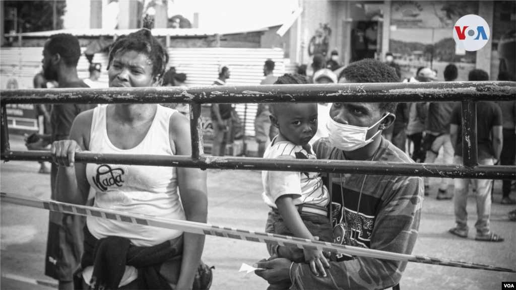 El cansancio y la desesperaci&#243;n son factores comunes entre los migrantes que est&#225;n represados en Necocl&#237;. Personas inescrupulosas se aprovechan de esto para cobrar en exceso por transporte, alimentos y estad&#237;a.