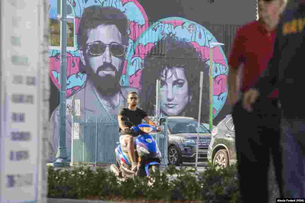 Un hombre conduce su scooter el 25 de enero de 2023 por la Calle 8 de la Pequeña Habana, Miami, a donde los migrantes de la más reciente oleada, sobre todo cubanos, han popularizado el uso de los scooters como una alternativa asequible para conducir a pesar de no tener un estatus legal definido.&nbsp;