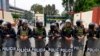 La Policía Nacional del Perú ingresó a la Universidad Nacional Mayor de San Marcos con una tanqueta y detuvo a más de 200 personas que habían tomado la casa de estudios por la fuerza. Foto: AP