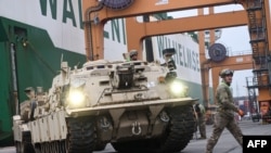 ARCHIVO: un tanque de batalla M1A2 Abrams del ejército de los EEUU que será utilizado para ejercicios militares por parte del Equipo de Combate de la 2da Brigada Blindada, en la Terminal de Contenedores del Báltico en Gdynia el 3 de diciembre de 2022.