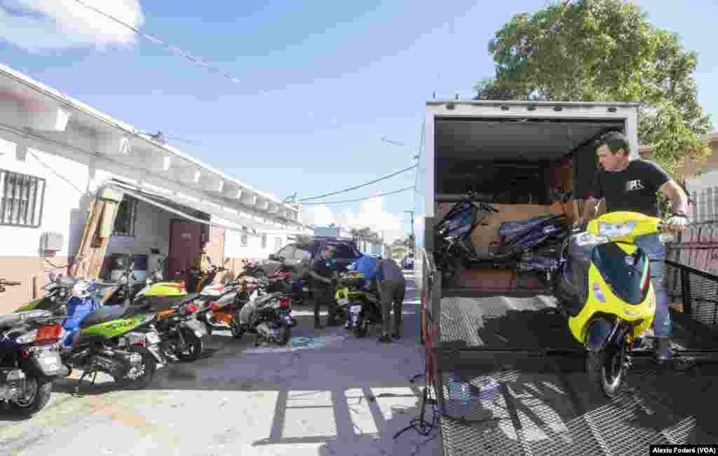 Boris Pedraza, dueño de &quot;El Rey de Las Motos&quot; descarga un nuevo scooter para su negocio, ubicado en el suroeste de Miami, una zona donde históricamente ha predominado la presencia de migrantes cubanos, el 25 de enero de 2023.
