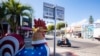Un conductor maneja un scooter por la Calle 8, en el corazón de la Pequeña Habana, Miami, el 25 de enero de 2023. Los moped o scooters de bajo cubicaje se han vuelto más frecuentes en las calles de Miami tras la llegada de cientos de migrantes, en su mayoría cubanos, que han traído la &quot;cultura de la motorina&quot; hasta Estados Unidos.&nbsp;