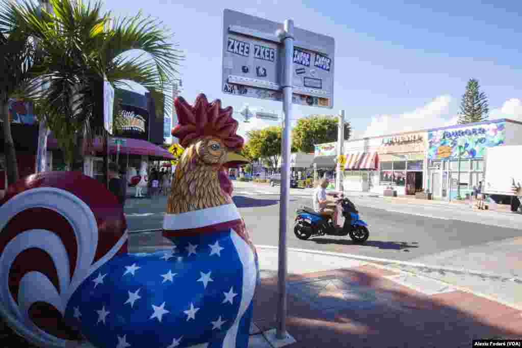Un conductor maneja un scooter por la Calle 8, en el corazón de la Pequeña Habana, Miami, el 25 de enero de 2023. Los moped o scooters de bajo cubicaje se han vuelto más frecuentes en las calles de Miami tras la llegada de cientos de migrantes, en su mayoría cubanos, que han traído la &quot;cultura de la motorina&quot; hasta Estados Unidos.&nbsp;