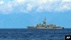 En esta foto publicada por la Agencia de Noticias Xinhua de China, se ve la fragata naval taiwanesa Lan Yang desde la cubierta de un barco militar chino durante ejercicios militares el viernes 5 de agosto de 2022. (Lin Jian/Xinhua vía AP)