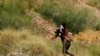 Los migrantes que buscan asilo cruzan la frontera para entregarse a los agentes de la Patrulla Fronteriza de los EE. UU. para solicitar asilo en El Paso, Texas, EE. UU., visto desde Ciudad Juárez, México, el 8 de julio de 2022.