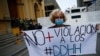 ARCHIVO - Una persona sostiene un cartel en una protesta de maestros, trabajadores de la salud, jubilados y empleados públicos contra el gobierno del presidente de Venezuela, Nicolás Maduro, en Caracas, Venezuela, el 23 de agosto de 2022. REUTERS/Leonardo Fernández Viloria