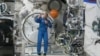 Primera mujer nativa americana en el espacio asombrada por la Madre Tierra