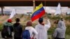 Migrantes venezolanos, algunos expulsados de EEUU a México bajo el Título 42 y otros que aún no han cruzado, protestan por las nuevas políticas migratorias a orillas del río Bravo, en Ciudad Juárez, México, el 18 de octubre de 2022. 